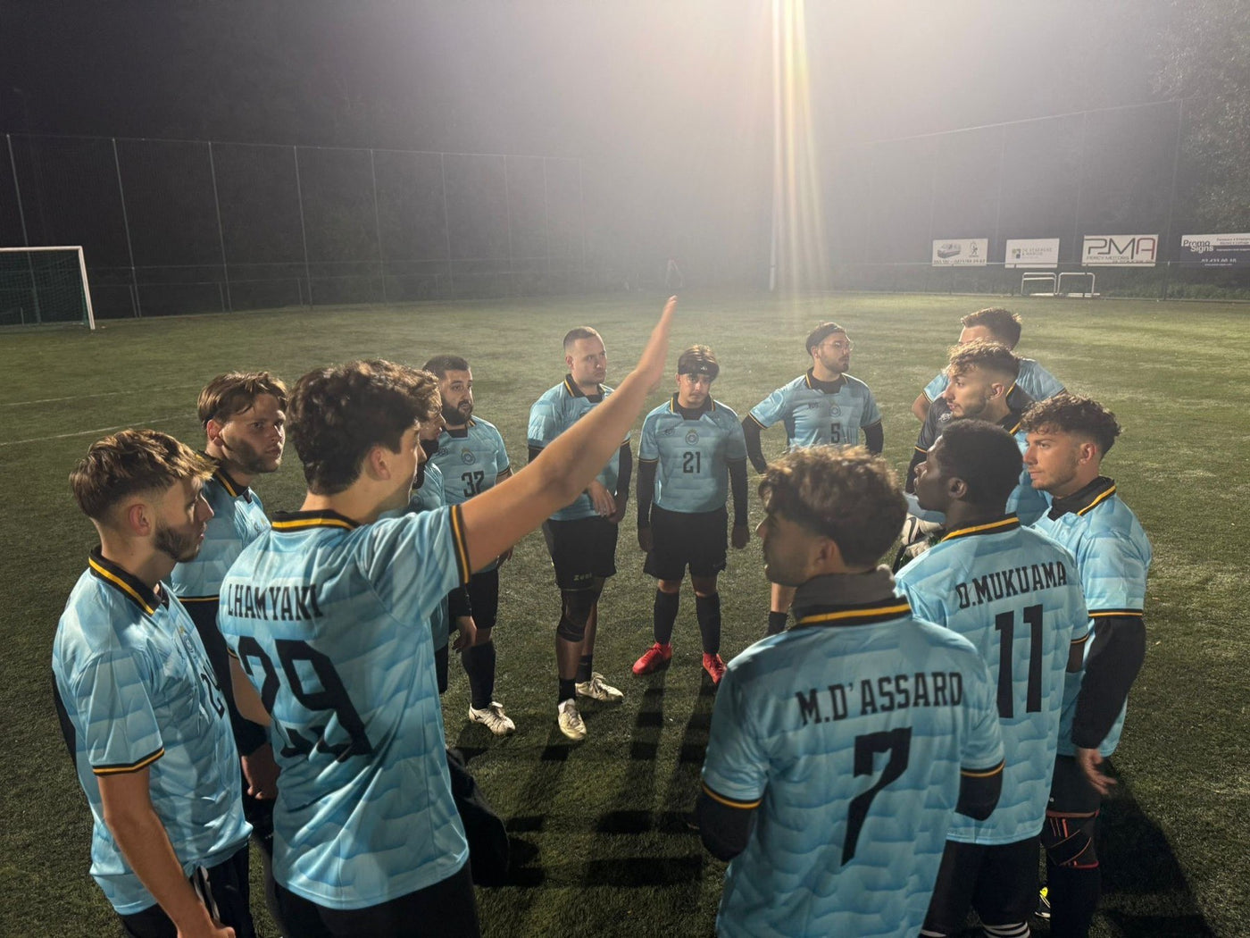Équipe de foot en maillots personnalisés Rendezfoot, réunie sous les projecteurs