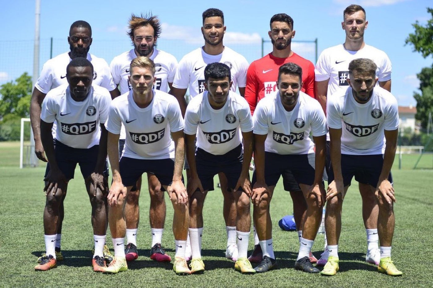 Équipe de foot en maillots personnalisés Rendezfoot